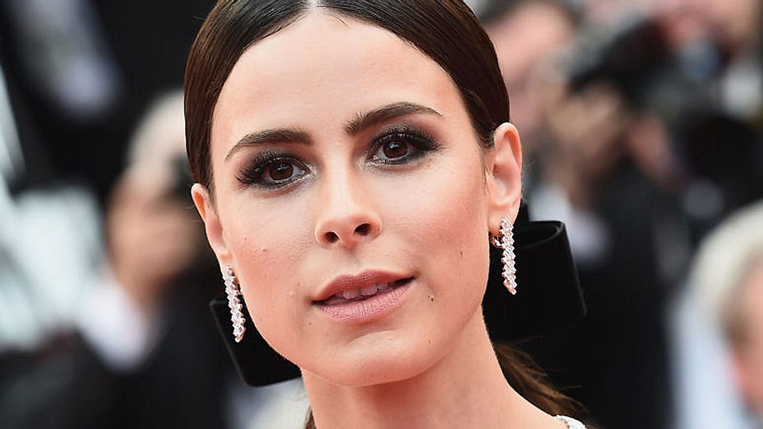 Lena Meyer-Landruth zeigt sich oben ohne. Lena Meyer-Landruth zeigt sich oben ohne.
