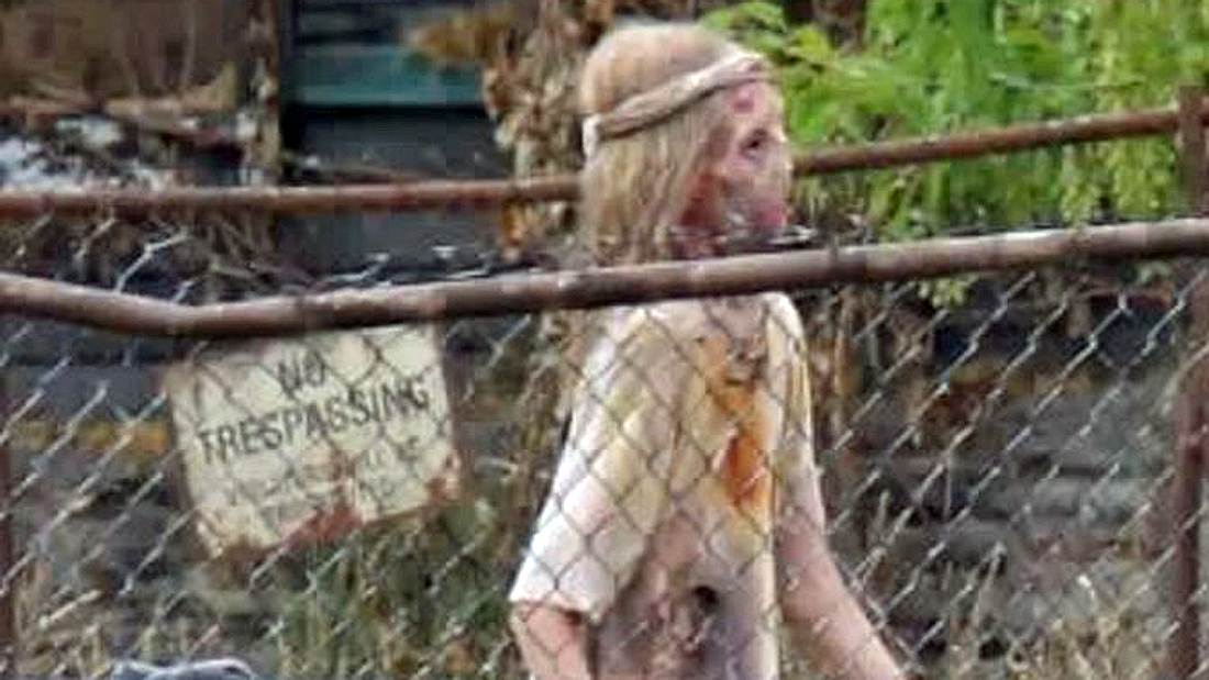 Javier Botet als Leprakranker am Set von Stephen Kings Es