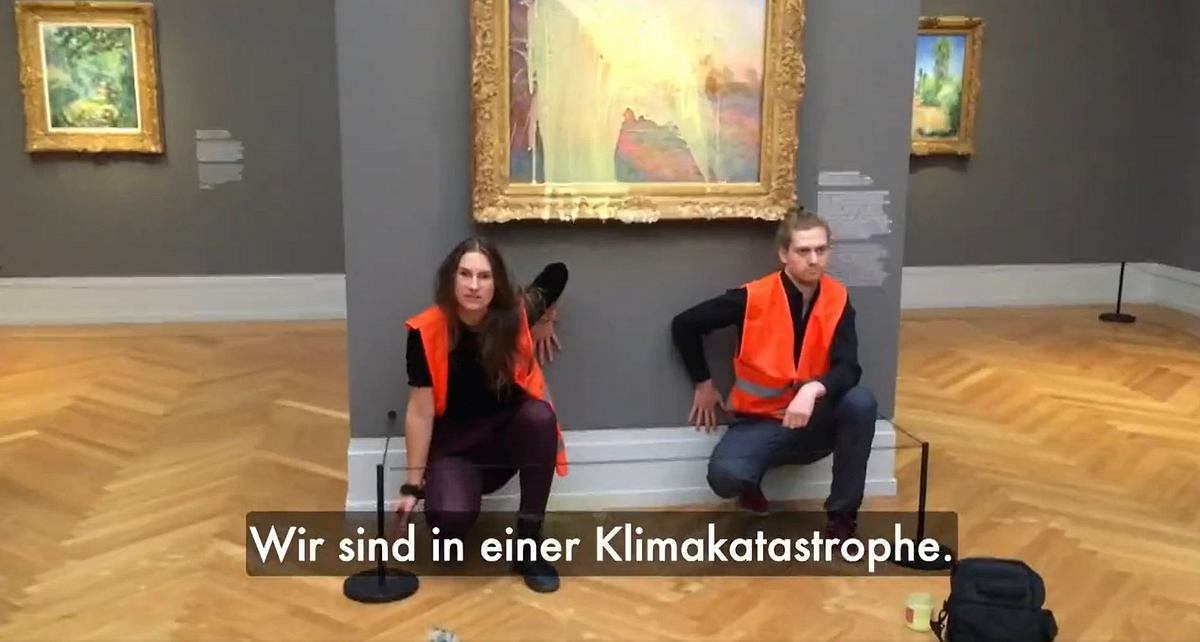 Klima-Aktivist:innen vor Monet-Gemälde in Potsdam