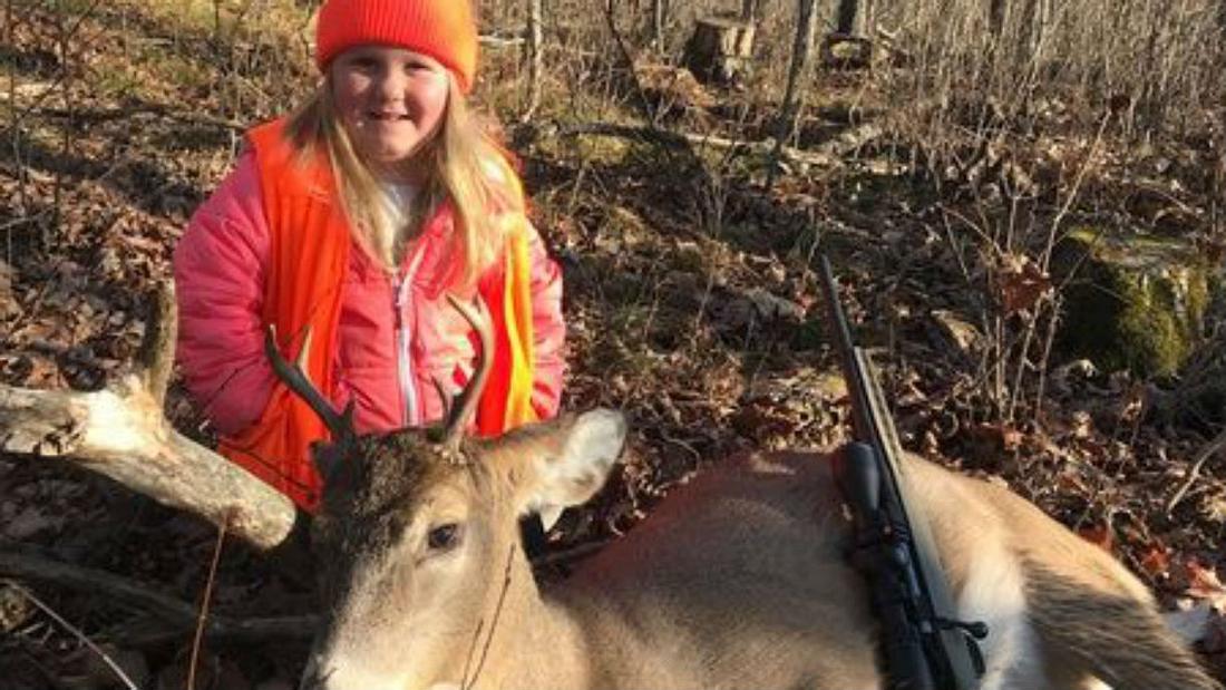 Diese Sechsjährige hat gerade ihren ersten Hirsch erschossen
