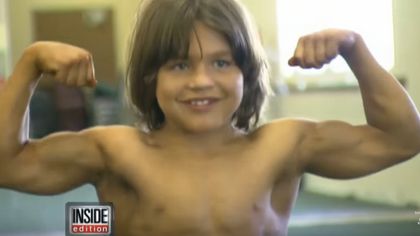 Richard Sandrak ist auch als Little Herkules bekannt - Foto: YouTube / Inside Edition