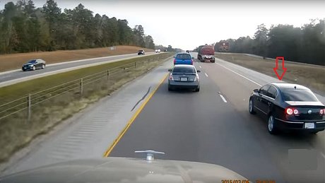 Ein VW will sich auf der Autobahn vor einen Trucker drängeln - doch der LKW-Fahrer macht ducht - Foto: YouTube/SpeedSociety