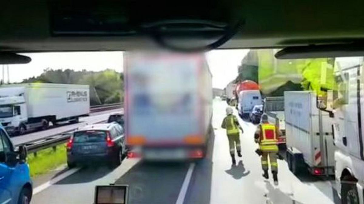 Ein LKW-Fahrer blockiert eine Rettungsgasse auf der AUtobahn