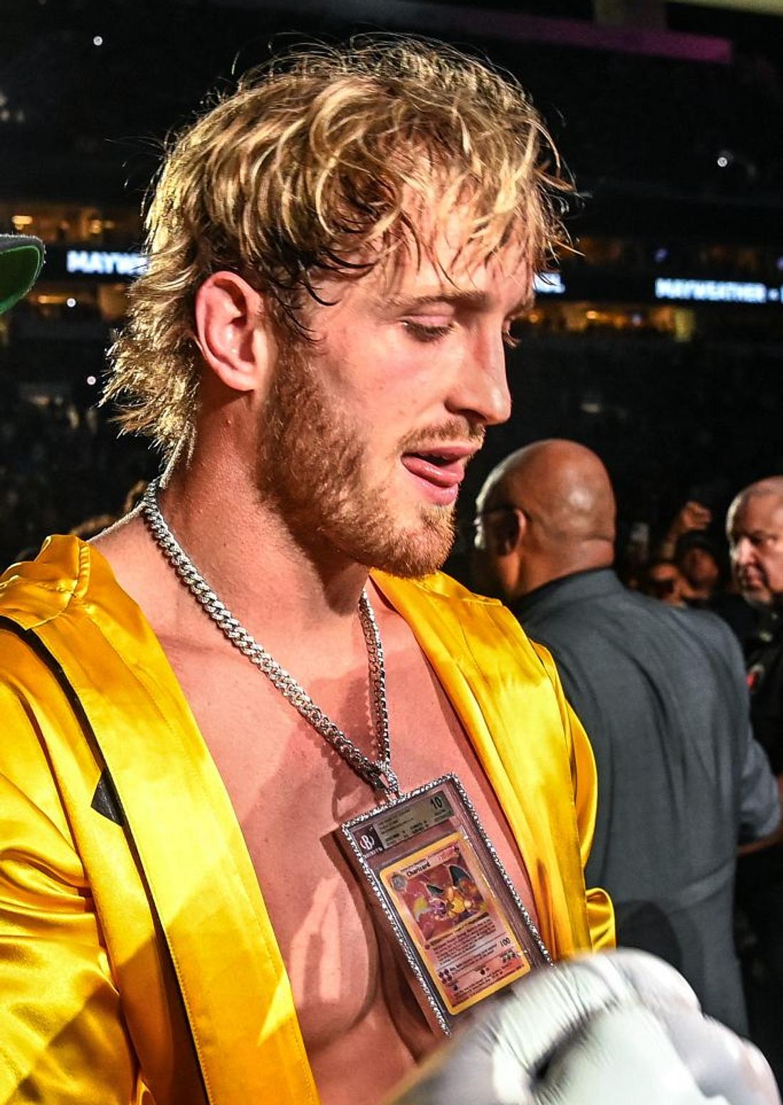 Logan Paul mit seiner Pokémon-Karte um den Hals Logan Paul mit seiner Pokémon-Karte um den Hals