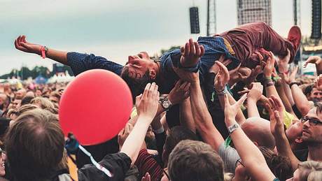 Crowdsurfing auf dem Lollapalooza - Foto: Johannes Riggelsen