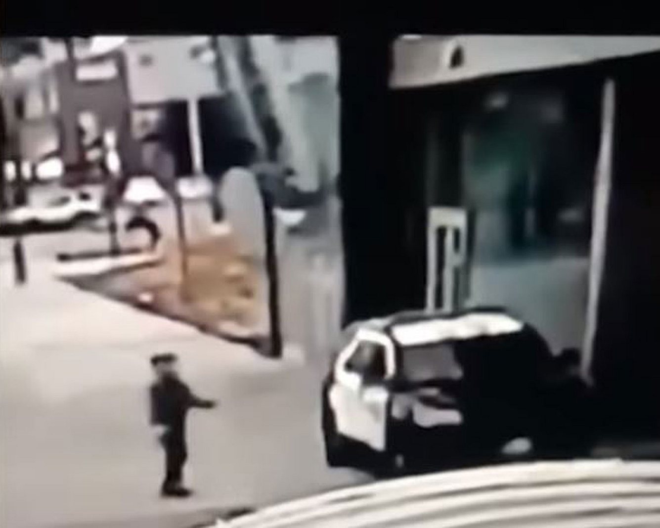 Unfassbares Video aus Los Angeles: Mann schießt auf Polizisten im Streifenwagen Mann schießt auf Streifenwagen