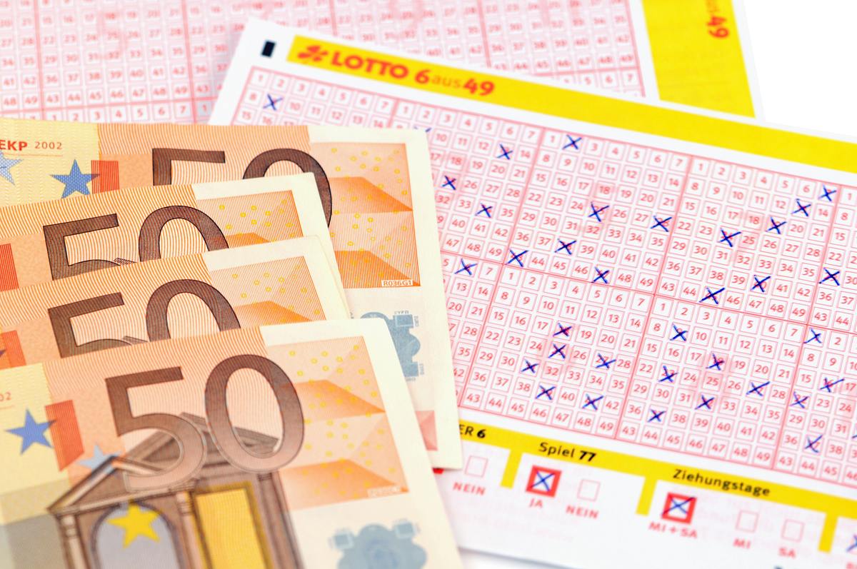 Lotterieschein und Geld 