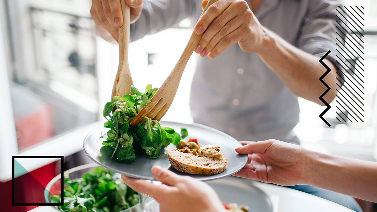 Essen wird auf Teller getan 