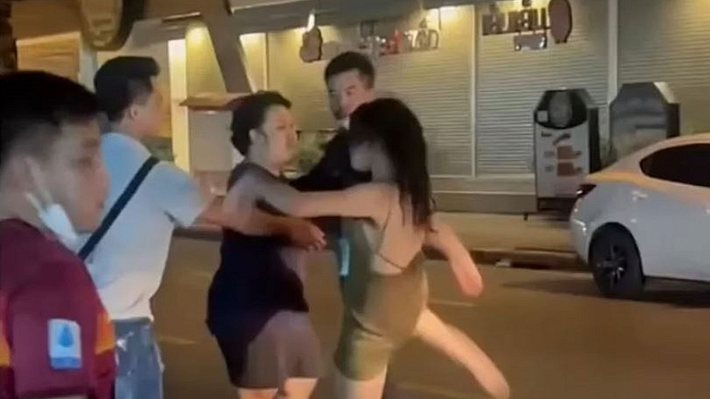 Frau attackiert Mann auf Straße - Foto: YouTube/ สื่อเถื่อน (Screenshot)