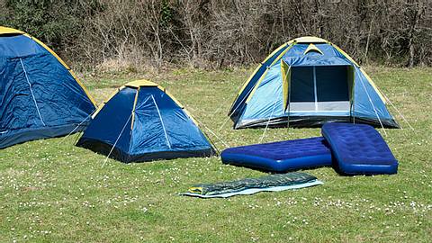 Luftmatratze selbstaufblasbar - Luftmatratze - Camping - Foto: iStock/beyhanyazar