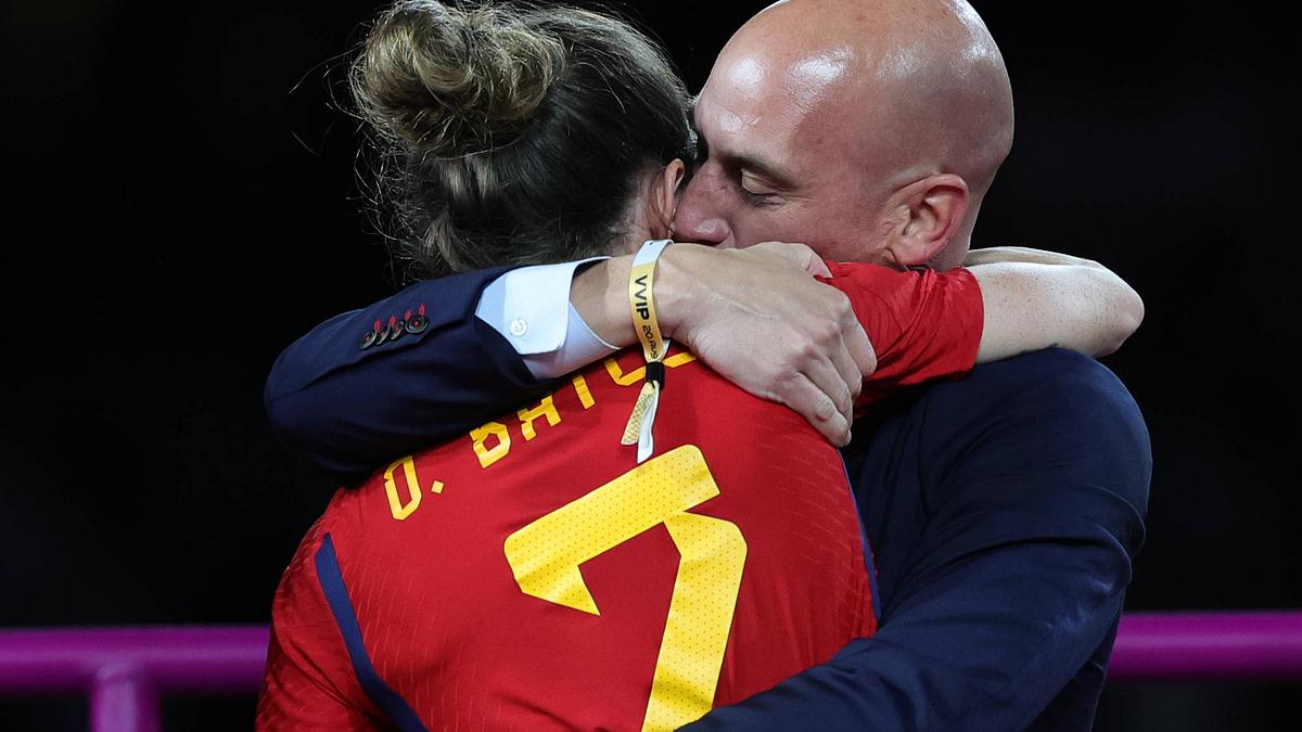 Luis Rubiales umarmt spanische Fußballerin