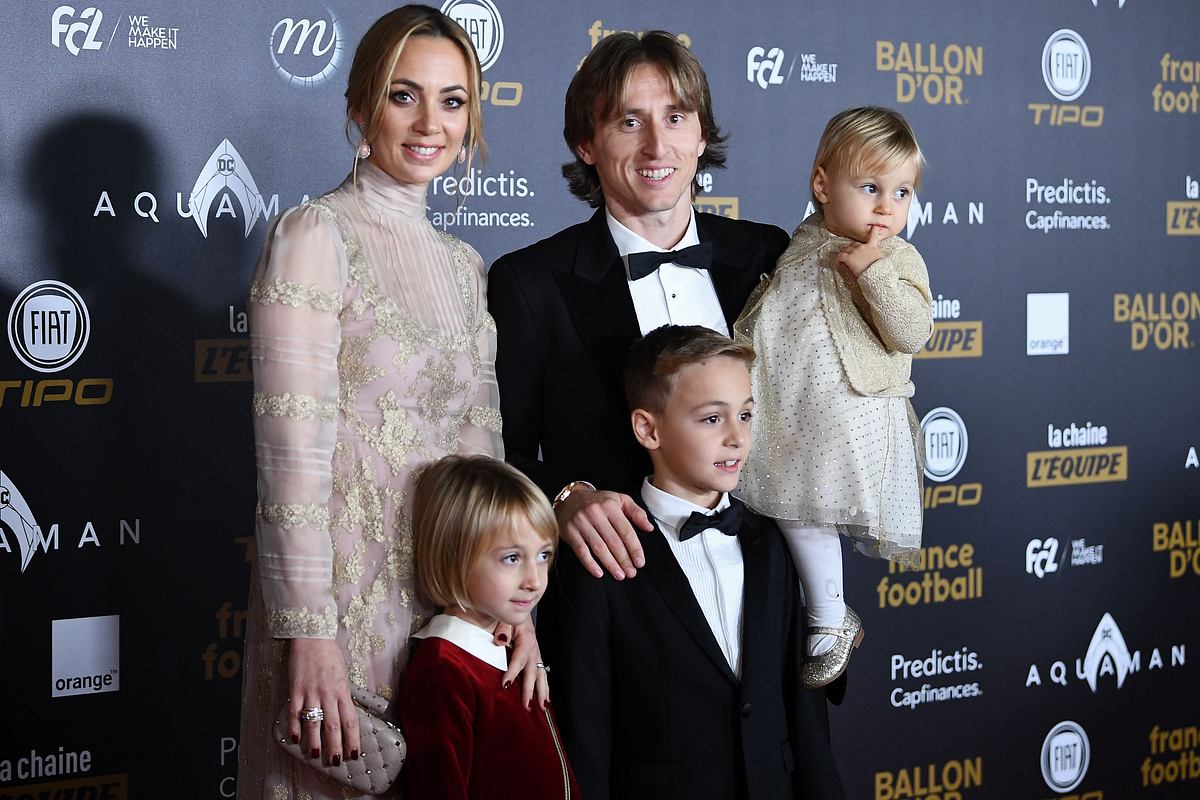 Luka Modric und Vanja Bosnic mit Kindern