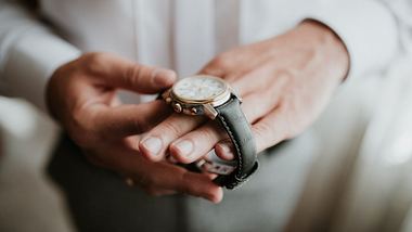 Mann mit Uhr - Foto: iStock/sergiokat