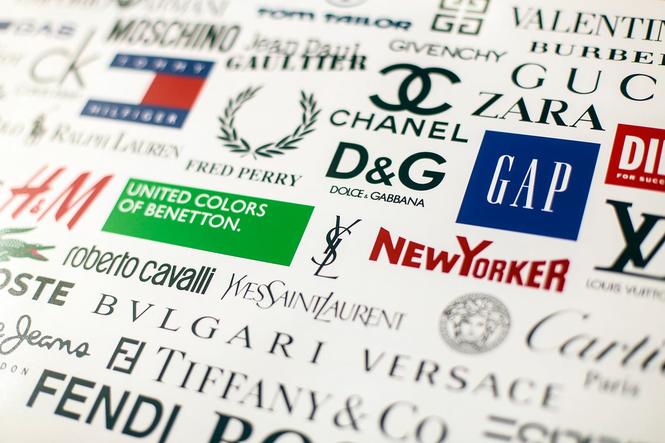 Lyst-Index Q2 2020: Die angesagtesten Modemarken und -artikel des letzten Quartals Logos verschiedener Modemarken