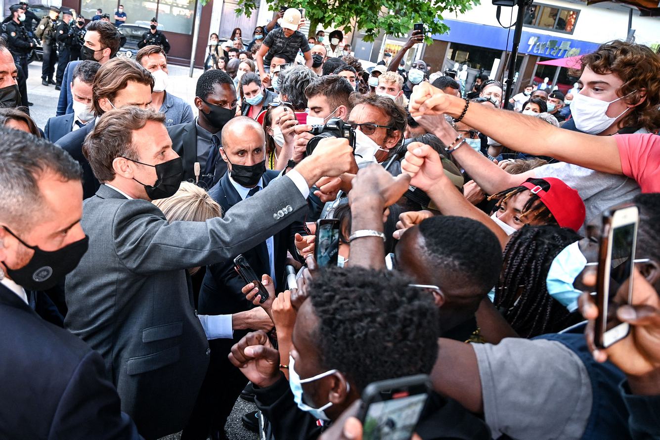 Emmanuel Macron nimmt Kontakt zu Bevölkerung auf