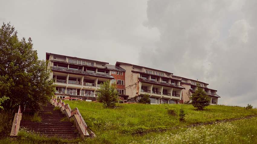 Hotel auf Anhöhe - Foto: iStock/undefined undefined