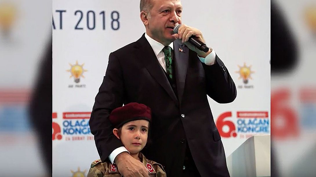 Erdogan mit Soldatenmädchen - Foto: Youtube / Focus Online (Screenshot)