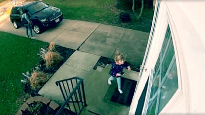 Kleines Mädchen wird von Windböe erfasst - Foto: Screenshot Facebook / Brittany Gardner