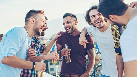 Eine Gruppe Männer hat Spaß - Foto: iStock / Petar Chernaev
