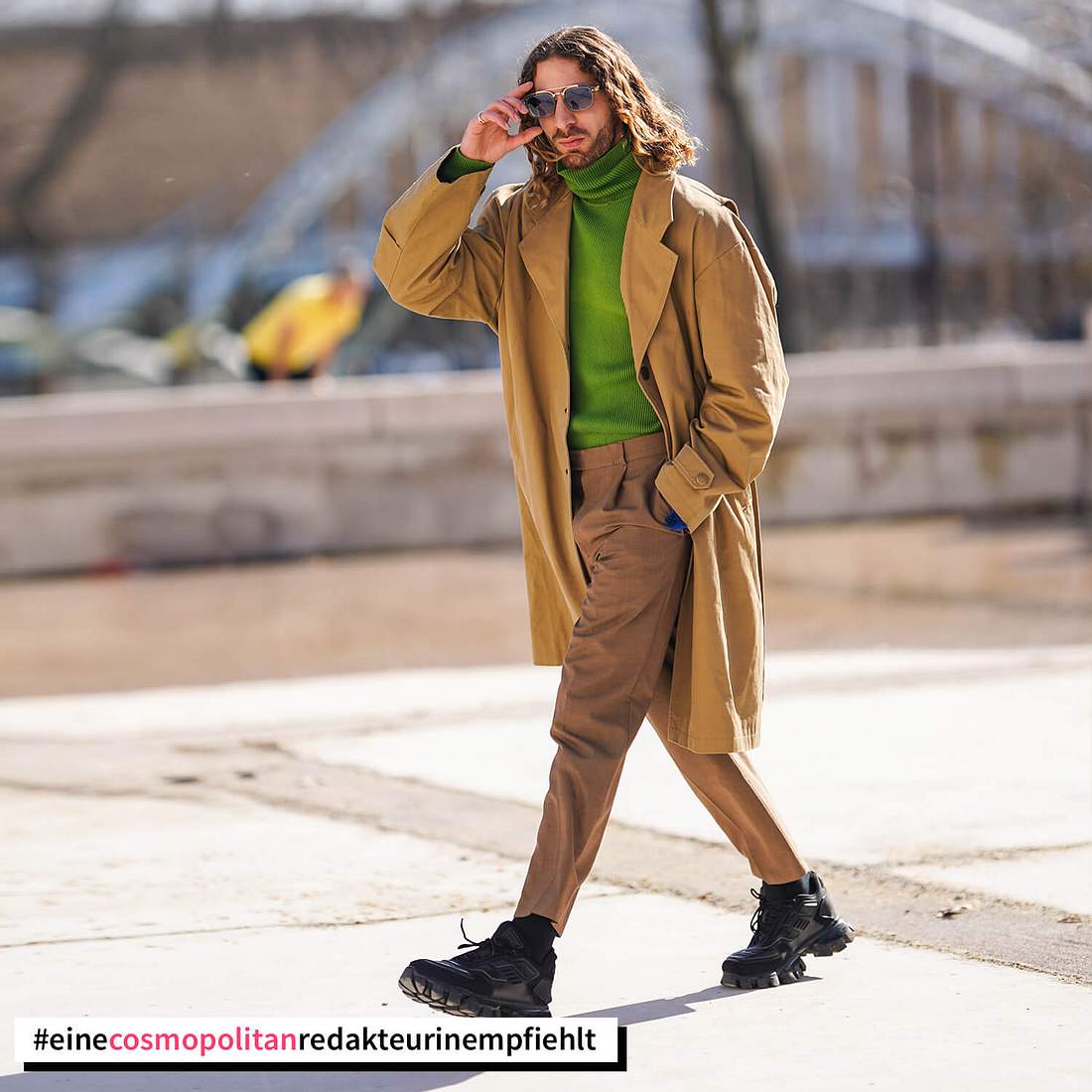 Die Trendfarben 2021 Mann in camelfarbigem Trenchcoat