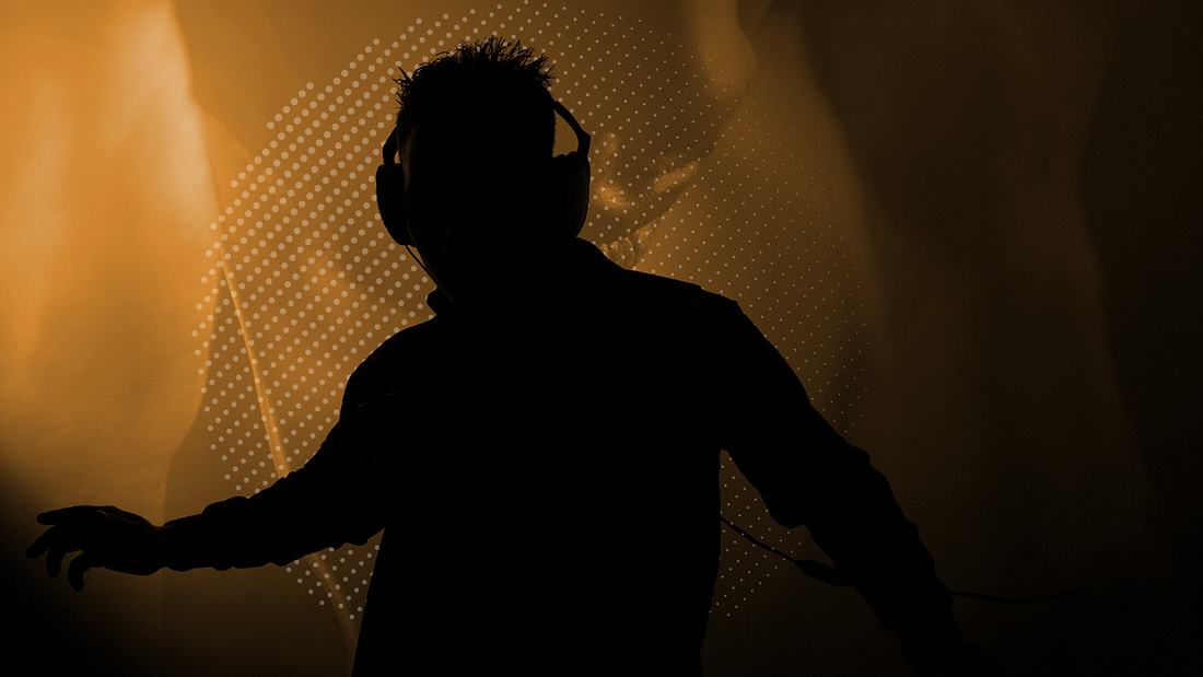 Männersache-Playlist DJ am Plattenteller