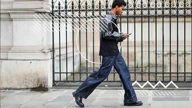 Streetstyle: Mann trägt Jeans  - Foto: Getty Images /Edward Berthelot / Kontributor