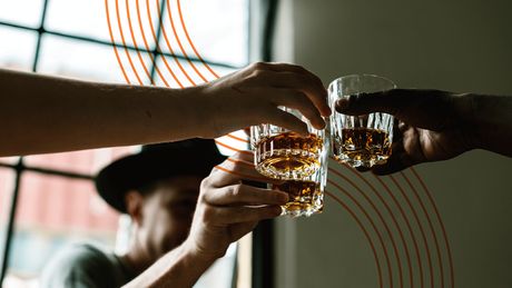 Männer stoßen mit Whiskey an - Foto: iStock / igorr1