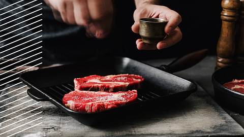 Zwei Steaks auf dem Teller - Foto: iStock / KucherAV, Collage / bearbeitet durch Männersache