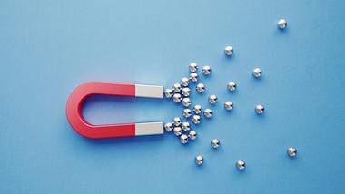 Magnet zieht Metallbällchen an - Foto: iStock / MicroStockHub