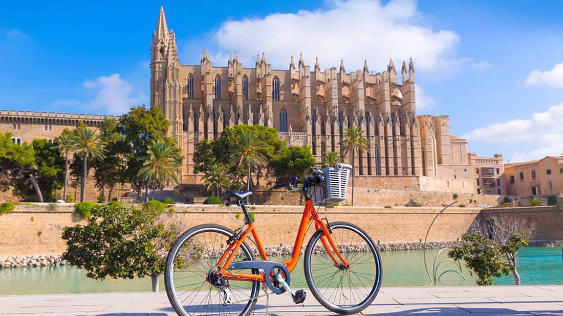 Fahrrad vor der Kathedrale der Heiligen Maria auf Palma