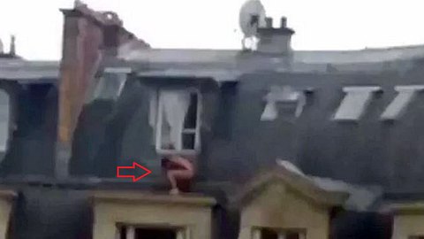 Naphtal Ngatali filmt, wie der Liebhaber eine Frau vor deren Ehemann flieht und sich nackt unter dem Schlafzimmer-Fenster versteckt - Foto: Facebook/NaphtalNgatali
