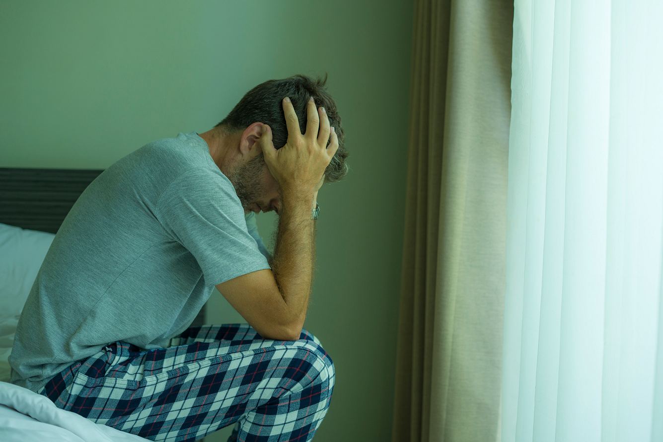 Corona-Langzeitfolgen bei jungen Menschen: Diese 8 sind die häufigsten! Mann, der die Hände über dem Kopf zusammenschlägt