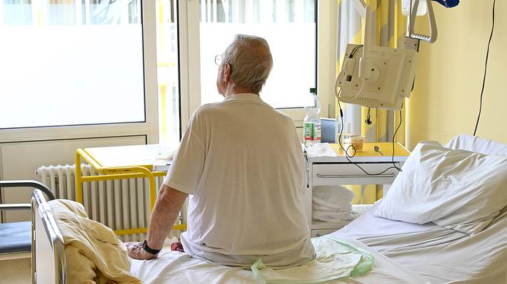 Mann sitzt auf Krankenhausbett - Foto: imago images / Petra Schneider