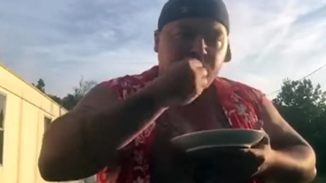 Das passiert, wenn ein Redneck drei Exemplare der California Reaper - der schärfsten Chilischote der Welt isst Video: Dieser Redneck isst drei Exemplare der California Reaper - der schärfsten Chilischote der Welt