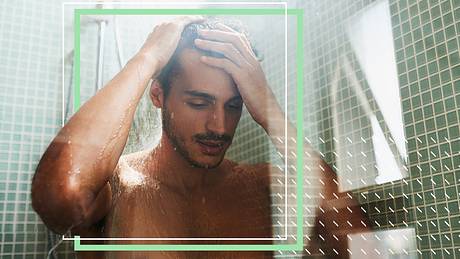 Mann wäscht sich Haare unter der Dusche  - Foto: iStock / PeopleImages