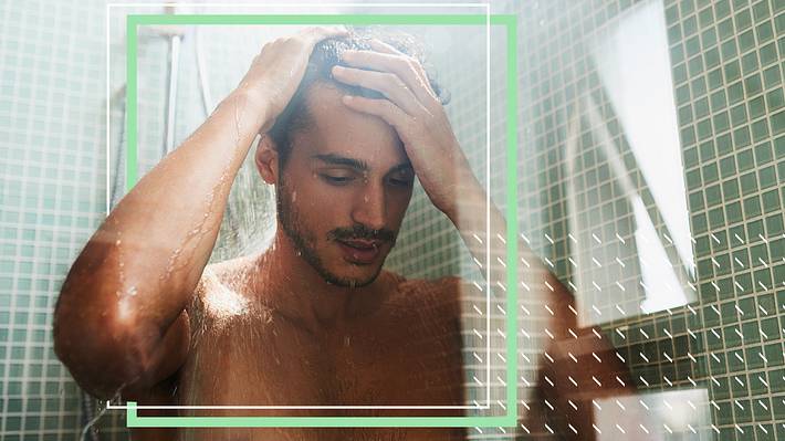 Mann wäscht sich Haare unter der Dusche  - Foto: iStock / PeopleImages