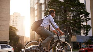Mann auf Fahrrad - Foto: iStock / PeopleImages
