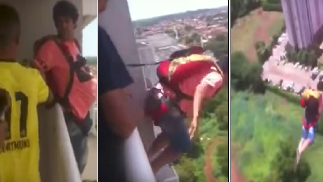 Ein Brasilianer springt mit einem Fallschirm von einem Hochaus-Balkon