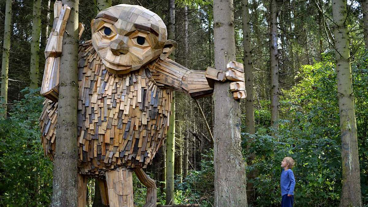 Diese gigantischen Holz-Skulpturen verstecken sich in einem nordeuropäischen Wald