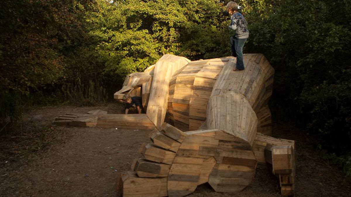 Diese gigantischen Holz-Skulpturen verstecken sich in einem nordeuropäischen Wald
