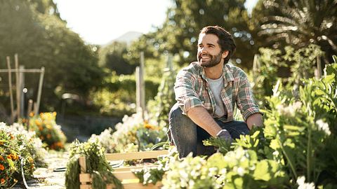 Eins mit der Natur: der Mann - Foto: iStock / shapecharge