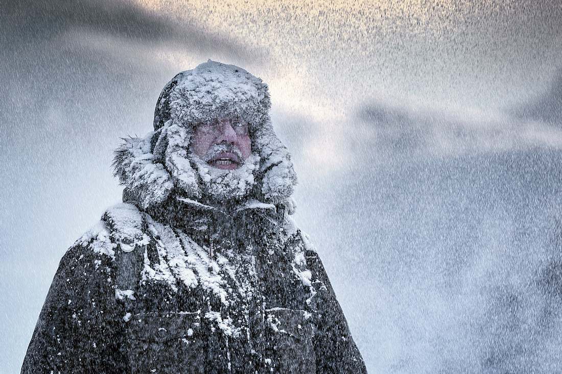 Es wird frostig Mann in Schneegestöber