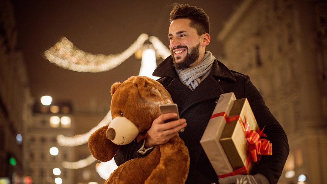 Mann in Weihnachtsvorfreude Mann in Weihnachtsvorfreude