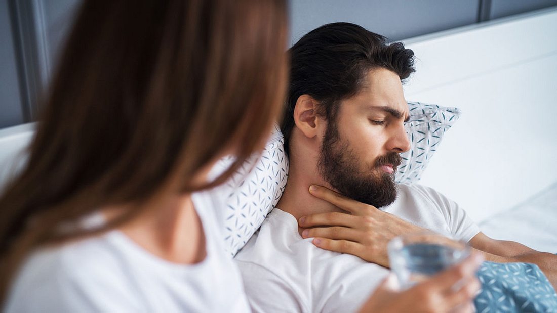 Kranker Mann wird von Frau versorgt Kranker Mann wird von Frau versorgt
