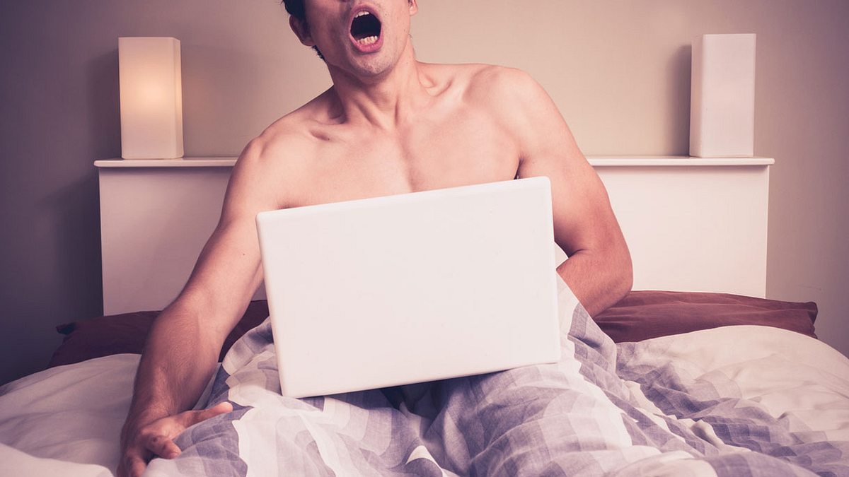 Mann masturbiert vor dem Laptop