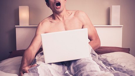 Mann masturbiert vor dem Laptop - Foto: iStock / lolostock