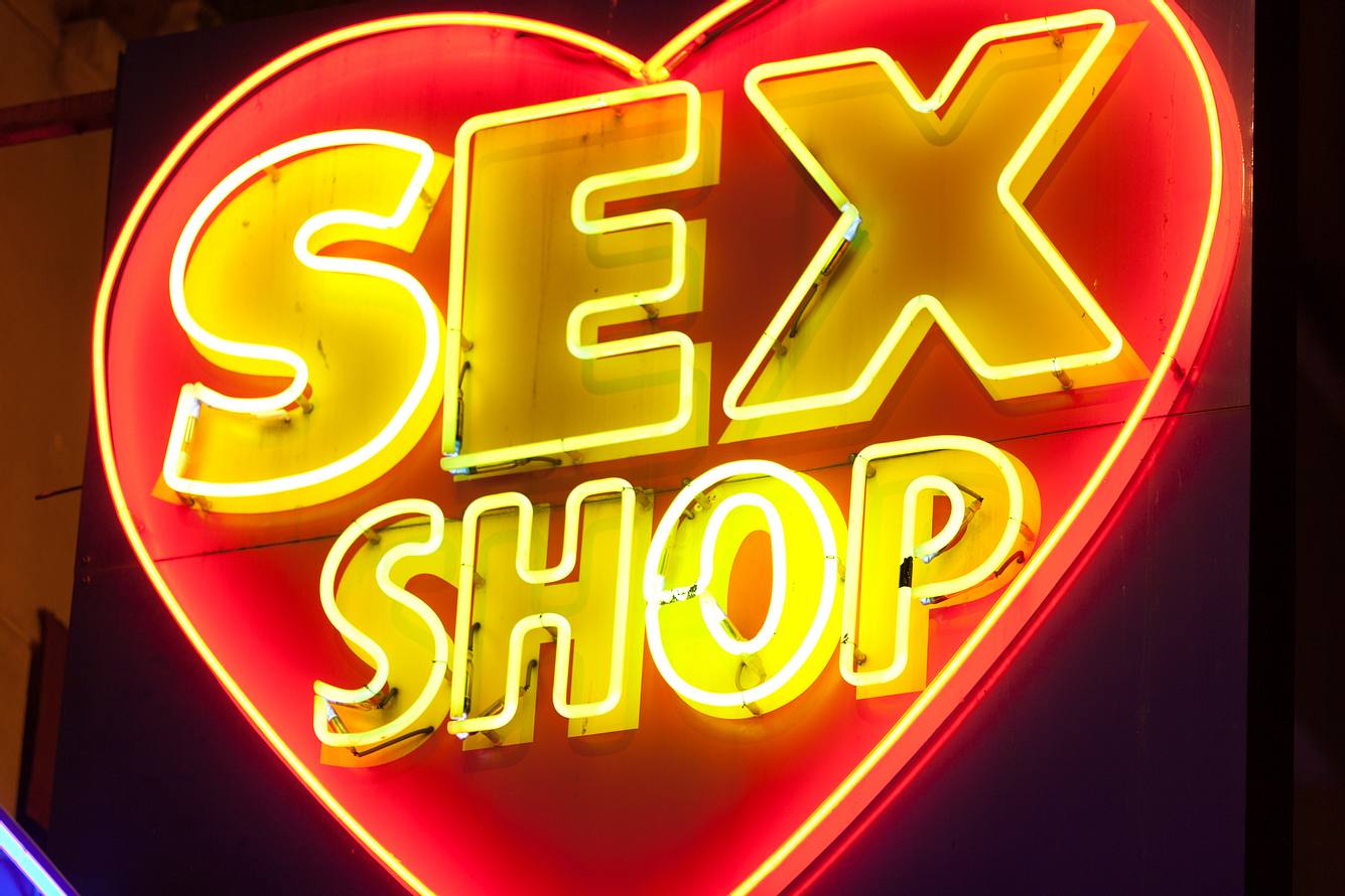 Mann masturbiert im Sexshop - dann kommt Angestellte um die Ecke ... Sexshop-Lichtreklame