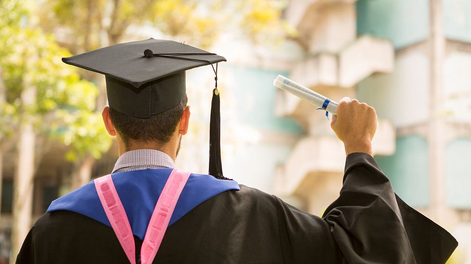 Mann mit Uni-Abschlusszeugnis - Foto: iStock/camacho9999