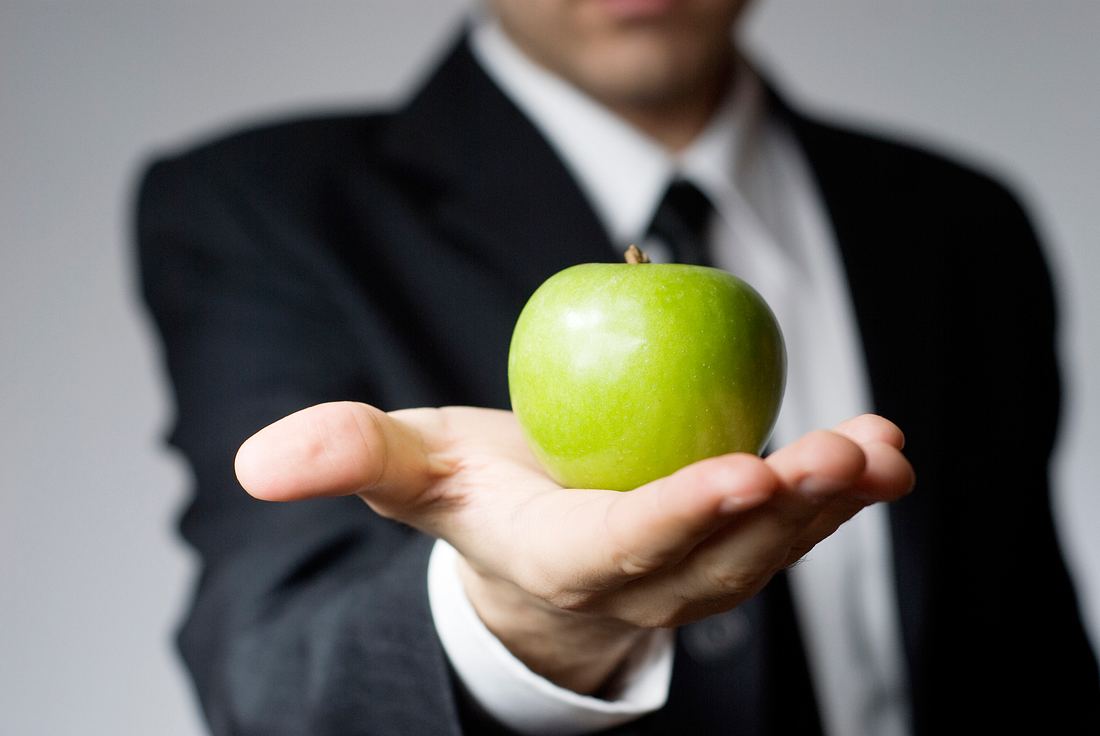 Mann mit Apfel Ein Mann hält einen grünen Apfel in die Kamera
