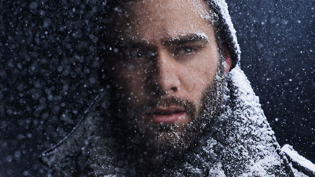 Mann mit Bart im Schnee